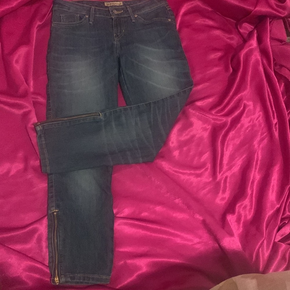 Guess Los Angeles size 25/25. 3/4 length zip up calf .amazing condition.